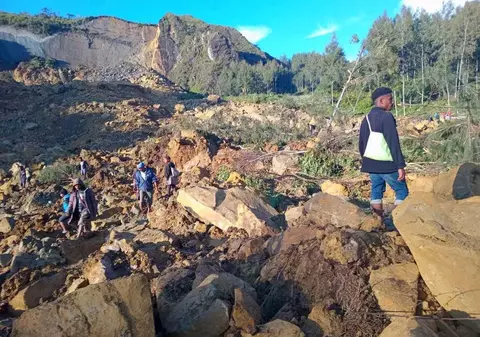 Noi evacuări în Papua Noua Guinee, după alunecarea de teren în care 2.000 de oameni au fost îngropați de vii