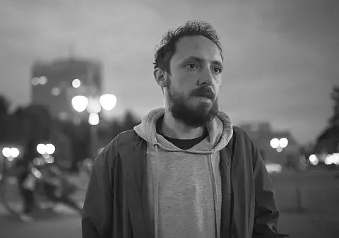 INTERVIU. Andrei Cozlac, artist vizual dublu premiat la UNITER: „Eu fac același lucru pe care-l făceam la grădiniță, doar că oamenii mă iau serios acum”