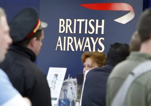 Un client a dat în judecată British Airways după ce a alunecat pe o pată de lichior la ghișeul de check-in. Ce daune cere