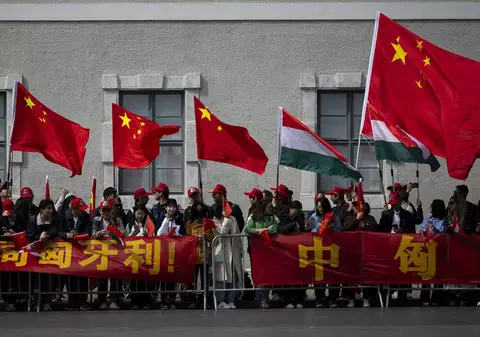 Politician maghiar de opoziție, verificat pe stradă de „voluntari” ai ambasadei Beijingului înaintea vizitei lui Xi Jinping la Budapesta: „Îl protejează pe «Winnie the Pooh»”