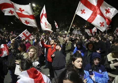 Proteste la Tbilisi, contra legii „agenților străini”. Mii de georgieni au stat peste noapte în faţa Parlamentului pentru a-i bloca luni pe deputați să intre la votul final