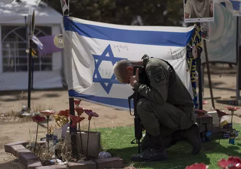 Benjamin Netanyahu a promis încă o dată că va învinge Hamas şi va aduce ostaticii înapoi, în timp ce sute de mii de palestinieni fug din Rafah