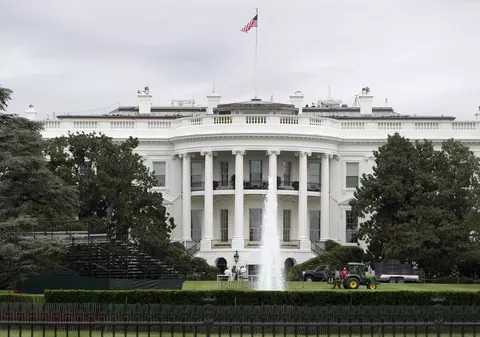 O mașină a intrat cu viteză în gardul Casei Albe de la Washington, șoferul a murit. Anunțul Secret Service