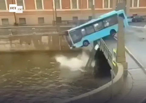 Șapte oameni au murit într-un autobuz care a căzut în râu, în centrul Sankt Petersburgului. Momentul prăbușirii de pe pod a fost filmat