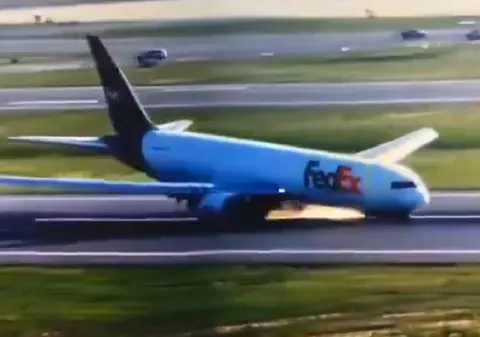 Pilotul unui avion de marfă Boeing a reușit să aterizeze fără roata din față, pe aeroportul din Istanbul. VIDEO