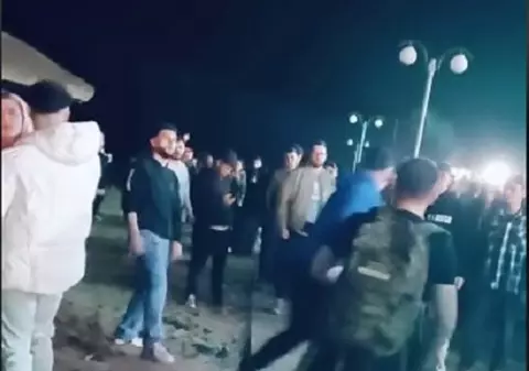 Bătaie în plină stradă între mai mulţi tineri în Vama Veche. Poliţia îi caută pe scandalagii VIDEO