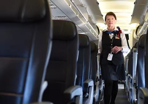 Cea mai longevivă însoțitoare de bord din lume a murit la 88 de ani. „Trebuia să ai o anumită înălțime, o anumită greutate. Era oribil”