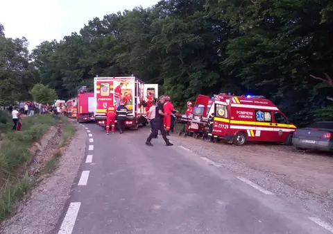 Accident rutier cu opt victime: o mașină condusă de un minor s-a răsturnat pe un drum forestier din Bistrița-Năsaud. Șoferul a murit