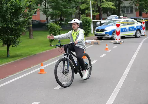 Concurs de educație rutieră pentru copiii de gimnaziu din București. Elevii, învățați să aibă un comportament responsabil pe stradă | VIDEO