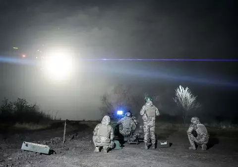 Război în Ucraina, ziua 806 | Rusia a lansat un nou val de drone asupra Odesei, în timp ce Ucraina a atacat infrastructuri de petrol din Rusia. Zelenski l-a demis pe șeful pazei sale