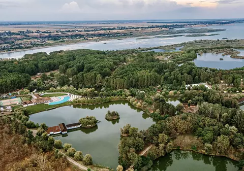 „Delta Dunării” de pe Siret. Satul de vacanță de 82 de hectare, cu zoo, pescuit sportiv și kilometri de canale unde te poți plimba cu barca