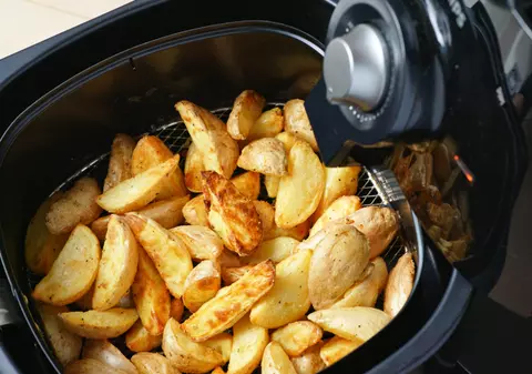 Cât de sănătoase sunt alimentele gătite la friteuza cu aer cald