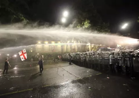 Noi proteste de amploare în Georgia față de proiectul de lege privind „agenții străini”. Poliția a intervenit cu gaze lacrimogene și tunuri cu apă