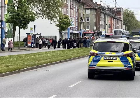 Rudele băiețelului român de 8 ani ucis de tramvai în Germania, supravegheate de polițiști: „Ei plâng altfel decât noi, germanii. Încercăm să-i lăsăm să facă asta”