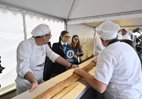 Brutarii francezi recuperează recordul mondial de la italieni: au copt o baghetă lungă de 140,53 de metri