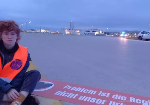 Activiștii climatici s-au întins pe pista aeroportului din München și au paralizat traficul aerian