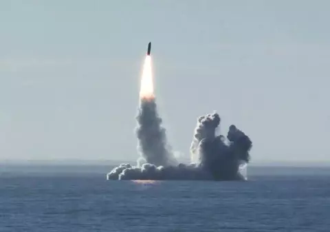 Rusia și-a dotat submarinele cu noua rachetă Bulava, cu focoase nucleare: una singură poate lovi ținte multiple, la peste 8.000 de kilometri