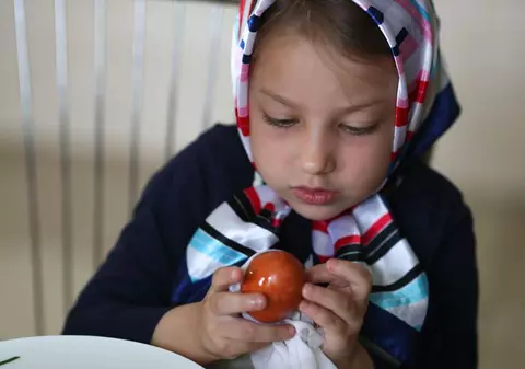 Peste 79% dintre români intenționează să-și petreacă Sărbătorile Pascale în familie, iar 16% vor să călătorească | STUDIU