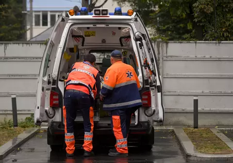 Șofer strivit de mașina de gunoi după ce a uitat să tragă frâna de mână, în Mureș