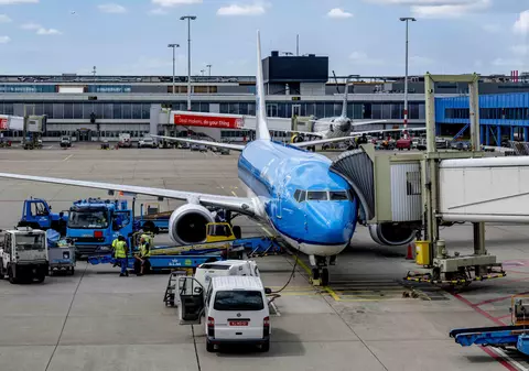 O persoană a murit după ce a fost aspirată de motorul pornit al unui avion, pe aeroportul din Amsterdam