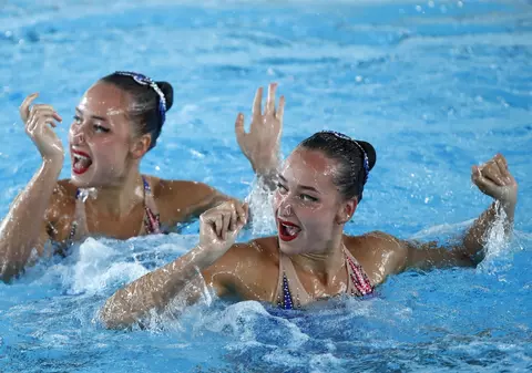 Campioane mondiale la înot sincron, gemenele ucrainene au scăpat de atacurile de la Harkov: „Am fugit în adăpost în costume de baie”