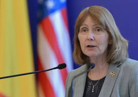 Ambasadoarea SUA îl contrazice pe Marcel Ciolacu: Românii scapă de vize „cel mai devreme” în 2025, nu în toamnă