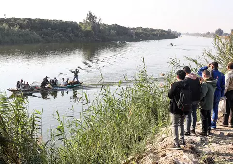 Cel puțin zece persoane au murit în Egipt, după ce un microbuz cu muncitoare a căzut de pe un feribot în Nil