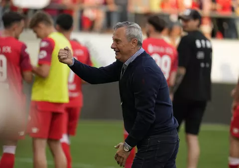 Într-un final de Superliga, un antrenor, Mircea Rednic, și o echipă, UTA, au ales să se facă de râs și să mimeze fotbalul!