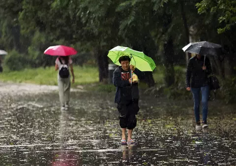 Avertizare cod galben de vijelii și ploi. Harta județelor afectate de furtuni. Ce se anunță în București