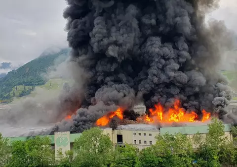 Incendiu în Italia, la o fabrică de stații de încărcare pentru automobile electrice. „Nu ieșiți din case”. VIDEO