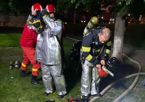 Incendiu la hala unei firme de pe Platforma Săvinești din Neamț. 15 persoane s-au autoevacuat