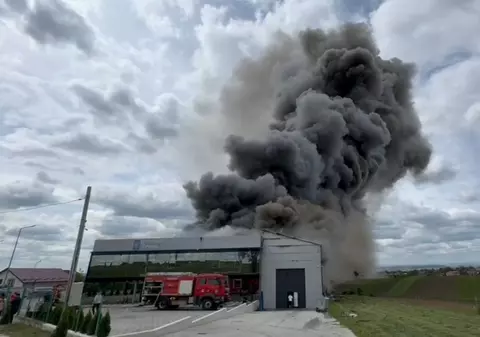 Incendiu puternic la o hală din Suceava. Mesaj Ro-Alert, emis din cauza degajărilor mari de fum. VIDEO