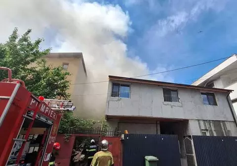 Incendiu cu degajări mari de fum în București. O persoană a murit