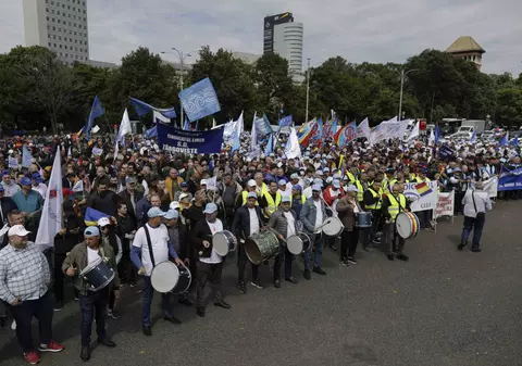 Reacția sindicatelor din administraţie, după majorările salariale anunțate de Guvern. Acuzaţii la adresa lui Marcel Ciolacu