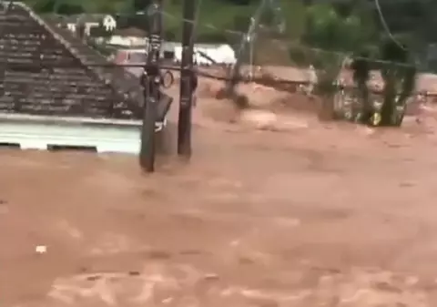 Un baraj s-a rupt în Brazilia, în urma ploilor care au provocat inundații masive: peste 30 de morţi şi 60 de dispăruţi, sute de persoane așteaptă să fie salvate | VIDEO