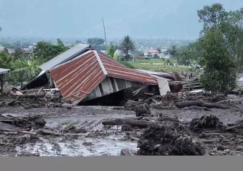 Zeci de morți în Indonezia, în urma unor inundații și scurgeri de lavă rece de la un vulcan
