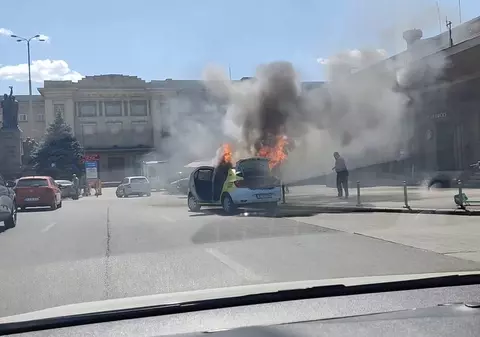 O mașină a ars ca o torță în fața Gării de Nord din București. Ce spun ISU și Poliția VIDEO
