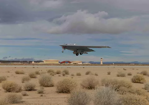 Imagini cu noul bombardier nuclear invizibil B-21 „Raider”, la un zbor de testare. Avionul va intra în dotarea US Air Force
