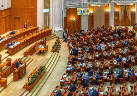 Proiectul prin care fugarii sunt obligaţi să plătească cheltuielile de aducere în ţară, votat în Parlament. Legea merge la promulgare