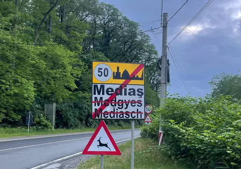 Plăcuțele de la intrarea în Mediaș, vandalizate: denumirile în limba germană și maghiară au fost vopsite cu roșu. Reacția UDMR