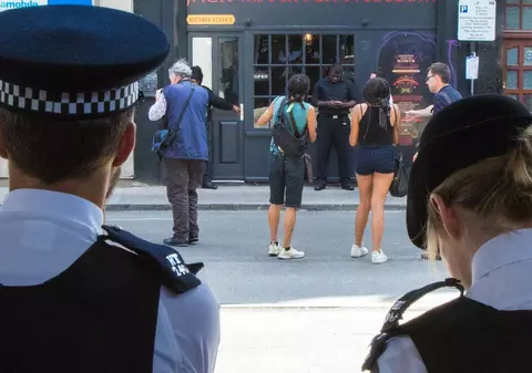 Polițist din Londra dat afară după ce i-a spus colegei sale Oana că e „o nenorocită de româncă”