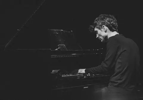 Pianistul Andrei Irimia continuă turneul "Lights & Shadows" în 10 orașe