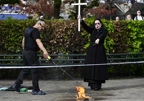 Un bărbat și o femeie au dat foc unui Coran în Suedia, înaintea începerii concursului Eurovision