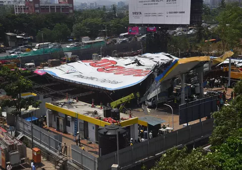 Cel puțin 14 morți și 75 de răniți în India, după ce un panou publicitar uriaș s-a prăbușit în timpul unei furtuni, la Mumbai