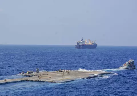 Debarcaderul plutitor construit de SUA pentru a furniza ajutoare palestinienilor, ancorat pe o plajă din Gaza