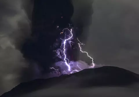 Erupție spectaculoasă a vulcanului Ibu din Indonezia. Fulgere violet în jurul craterului și coloane de cenușă ce se ridică la peste 4 km