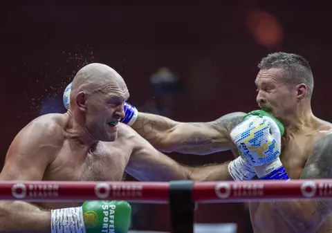 Oleksandr Usyk l-a învins pe Tyson Fury și a devenit campion incontestabil la categoria grea. Ce bursă a avut meciul secolului | VIDEO