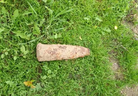 Un giurgiuvean care săpa în curtea casei a găsit un proiectil explozibil. E al șaselea descoperit în Giurgiu de la începutul anului