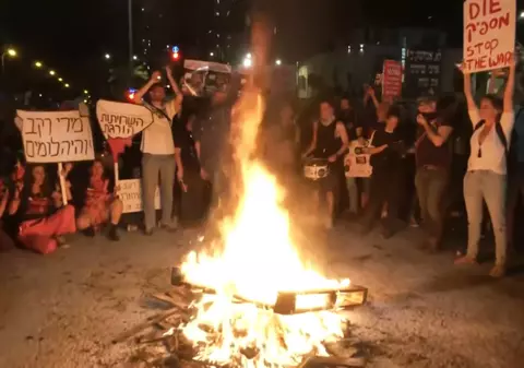 Mii de israelieni au ieșit în stradă cerând guvernului Netanyahu să recupe        reze ostaticii din Fâşia Gaza. VIDEO