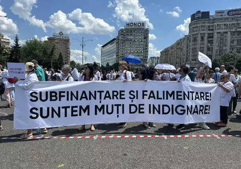 Protest al medicilor din cadrul ambulatoriilor de specialitate în fața Guvernului. Ce nemulțumiri au